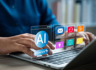 Débutant dans la crypto explorant les fondamentaux du trading automatisé par IA